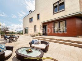Houses (detached house), 335 m², near bus and train, almost new