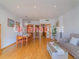 Pis, 180 m², près de bus et de train, presque neuf