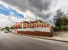 Houses (detached house), 275 m², near bus and train