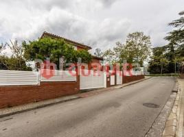 Houses (detached house), 275 m², near bus and train