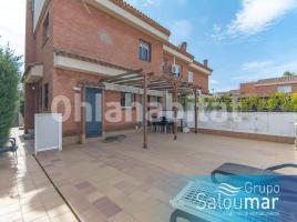 Alquiler Casa (unifamiliar aislada), 250 m², cerca de bus y tren, seminuevo