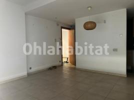 Pis, 131 m², près de bus et de train, presque neuf