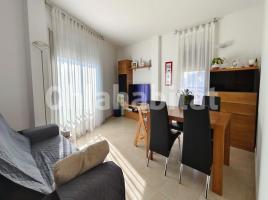 Pis, 94 m², près de bus et de train, presque neuf
