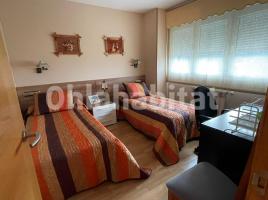 Houses (detached house), 240 m², near bus and train, almost new