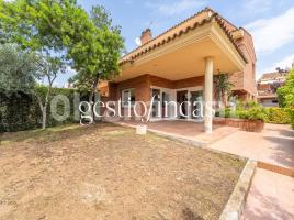 Terraced house, 215 m², near bus and train