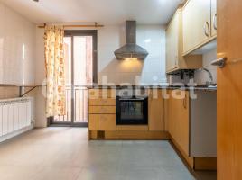 Flat, 110 m², near bus and train, almost new