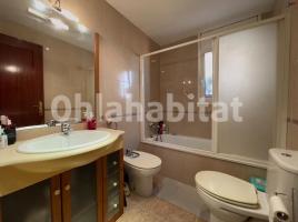 Flat, 86 m², near bus and train, almost new