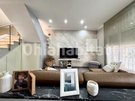 Houses (terraced house), 169 m², near bus and train, Calle Francesc Layret