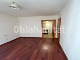 Pis, 44 m², près de bus et de train, presque neuf