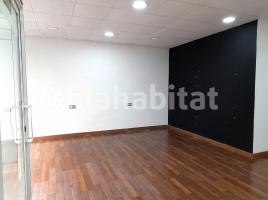 Lloguer local comercial, 66 m², prop de bus i tren