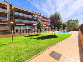 Flat, 93 m², near bus and train, almost new