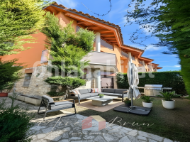 Houses (detached house), 226 m², almost new