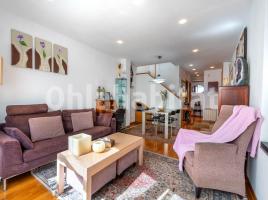 Dúplex, 118 m², cerca de bus y tren, seminuevo