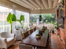 Casa (unifamiliar adossada), 285 m², Zona