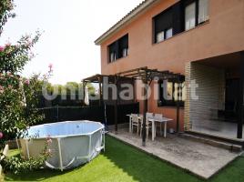 Houses (terraced house), 230 m², near bus and train, almost new