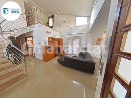 Casa (unifamiliar adosada), 270 m², cerca de bus y tren, seminuevo