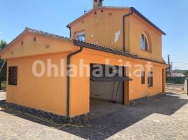 Houses (villa / tower), 238 m², Calle Grevol, 8
