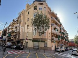 , 590 m², près de bus et de train