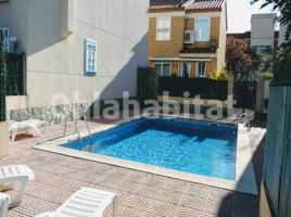 Louer  (unifamiliar adossada), 130 m², près de bus et de train, Calle Segre