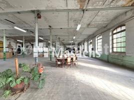 Louer , 2100 m², Zona